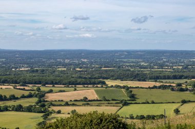 Bir yaz günü Fulking Hill 'den tarlalara ve tarlalara bakıyorum.
