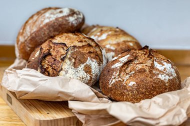 Ekmek somunları yenmeye hazır, sığ bir tarla derinliğinde.