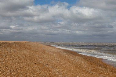 Kent sahilindeki Dungeness 'teki çakıl taşı plajına bakarken Lydd ufukta belirdi.