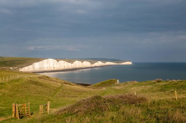 Sussex 'teki Seven Sisters kayalıklarına doğru bir kıyı yolu manzarası.