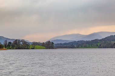 Esthwaite Water in The Lake District, bir nisan akşamı