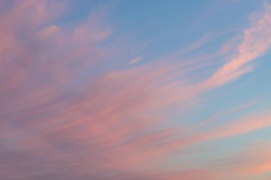 Günbatımı gökyüzünün tam kare fotoğrafına bakıyorum.