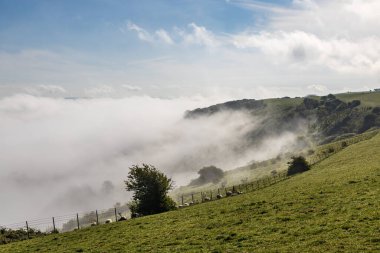Bir mayıs sabahı, Güney Tepelerindeki Ditchling Beacon 'da düşük bulut