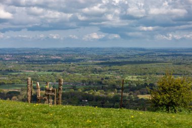 Güneşli bir bahar sabahında, Ditchling Beacon 'ın güneyinde bir stile.