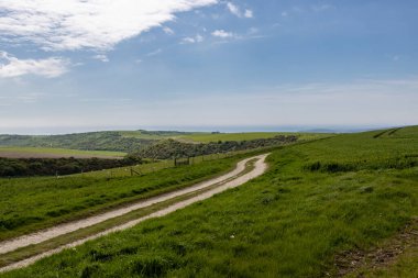 Sussex 'in kırsal kesimlerinde sahile doğru bakan bir manzara.