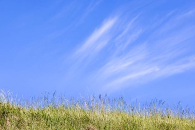 İnce bulutlar ve mavi gökyüzü ilkbaharda
