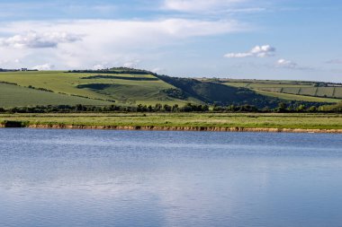 Nehrin üzerinden Güney Downs tepelerine, Sussex 'teki Cuckmere Vadisi' ne bakıyorum.