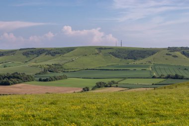Güneşli bir bahar gününde, Glynde yakınlarındaki kırsaldan, Güney Downs 'taki Firle Beacon' a doğru bir manzara.