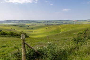 Güneşli bir yaz gününün erken saatlerinde Güney Tepeleri manzarasına bakıyorum.