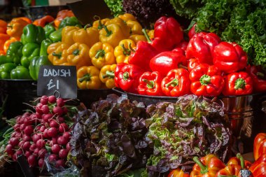 Canlı biber ve salata markette satılmaya hazır.