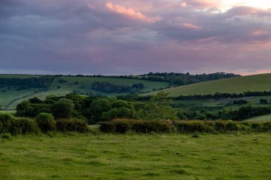 South Downs tepelerinde akşam gökyüzü