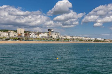 İskeleden Brighton 'ın manzarasına bakıyorum.