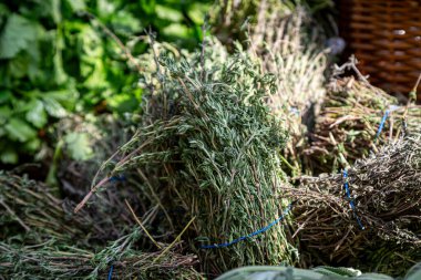 Yakın plan kurutulmuş biberiye, satılmaya hazır ve sığ bir tarla derinliğinde.