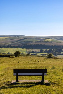 Sussex 'teki Beeding Hill' de, South Downs manzaralı bir bank.