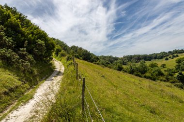 Güney Tepeleri 'nin kıyısındaki bir tebeşir yolu boyunca ilerleyip Kara Cap' e doğru yol alıyor.