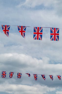 Union Jack, güneşli bir günde gökyüzüne karşı uçuyor.