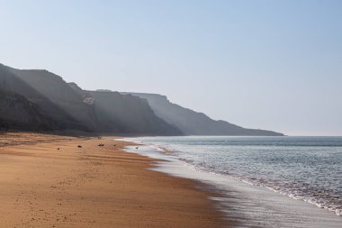 Issız Balina Chine Sahili kıyıları boyunca Wight Adası 'nda, bir yaz sabahı erken saatlerde