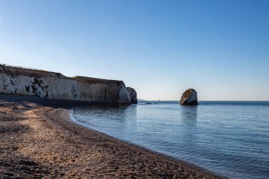Güneşli bir yaz sabahında Wight Adası 'ndaki Freshwater Körfezi' ndeki kumsalda.