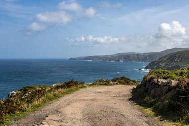Cornwall 'ın engebeli batı kıyısındaki Güney Batı Yakası Yolu' na bakıyorum.