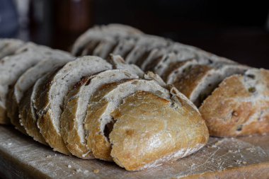 Dilimlenmiş ekşi ekmek yenmeye hazır.