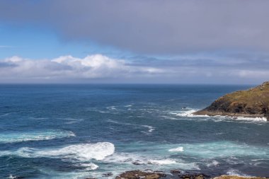Cornish kıyısındaki Cape Cornwall 'dan denize bakan bir manzara.