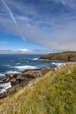 Cape Cornwall yakınlarındaki engebeli kıyı şeridi, güneşli bir yaz gününde.