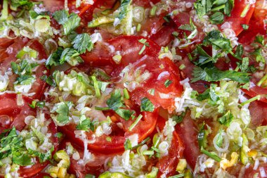 Renkli bir tabak domates salatası, yemeye hazır.