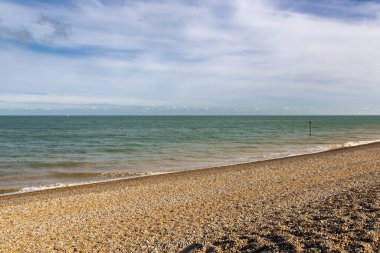 Kent sahilindeki Deal 'da çakıl taşı plajına ve okyanusa bakıyorum.