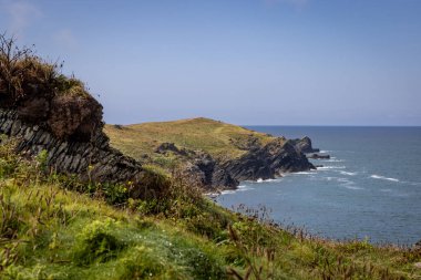 Newquay yakınlarındaki Pall Burnu boyunca mavi gökyüzüne bakıyorum.