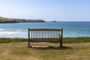 Newquay 'daki Cornish sahili. Pall burnu manzaralı bir bank.