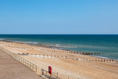 Sussex 'teki Bexhill' deki çakıl taşı plajına bakıyorum, gökyüzü açık mavi.