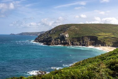 Cornish kıyısındaki Portheras Koyu 'nda mavi bir gökyüzü var.