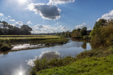 Ekim ayının güneşli bir gününde Sussex 'teki Ouse Nehri' nde bulut yansımaları