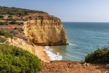 Gözlerden uzak Praia do Torrado 'ya bakıyorum. Portekiz sahilinde, güneşli bir kasım günü.
