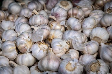 Bir markette satılık bütün sarımsak soğanlarının tam kare fotoğrafı.