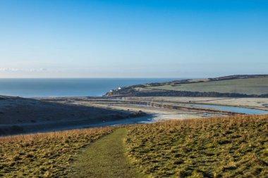 Sussex 'teki Cuckmere Vadisi' ne bakıyorum başımın üstünde mavi bir gökyüzü ve yerde biraz buz var.