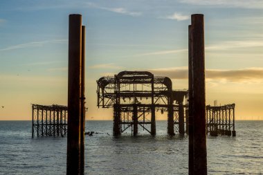 Brighton Sahili 'nde gün batımı, Batı İskelesi' ne bakıyor.