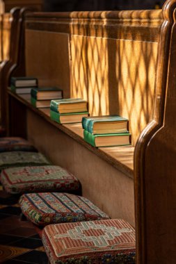 Diz kapakları ve ilahi kitapları kilise ayini için ahşap bir bankta hazır.