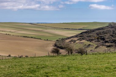 Sussex 'in kırsal kesimindeki tepeler üzerinde mavi bir gökyüzü