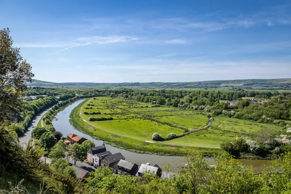 Lewes, Sussex 'teki Ouse Nehri üzerinde güneşli bir bahar günü