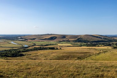Sussex 'teki Itford Hill' den izlenen Caburn Dağı ve Ouse Nehri üzerinde akşam ışığı.