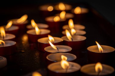 Hatıra olarak bir kilisede yakılan çay ışıkları.