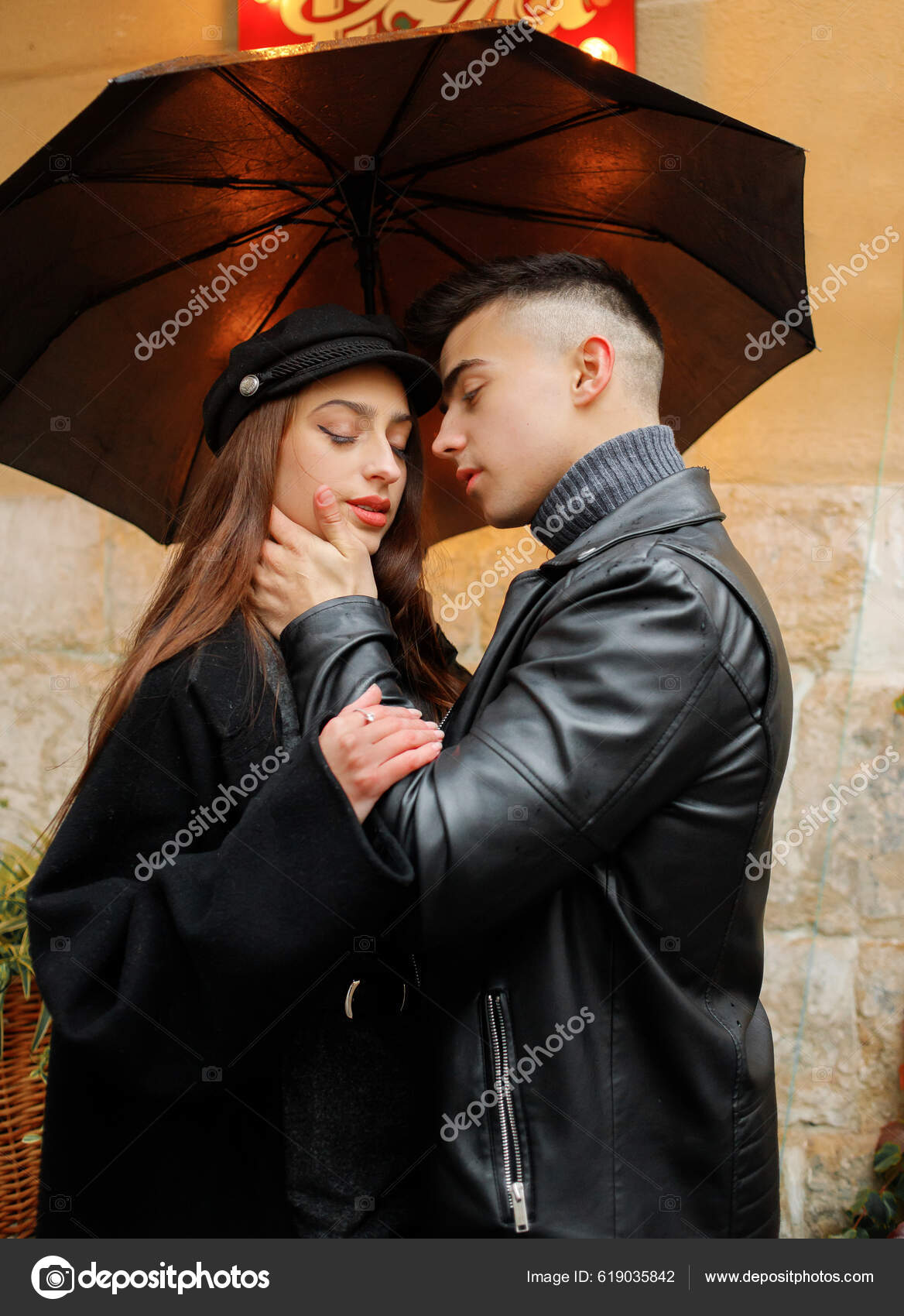 Schönes Junges Paar Das Sich Regen Vor Einer Pizzeria Umarmt