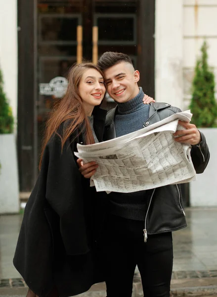 Lviv Croissants Adlı Kafenin Arka Planında Ellerinde Gazete Tutan Genç — Stok fotoğraf