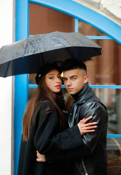 Ζευγάρι Αγάπη Στη Βροχή Όμορφη Κοπέλα Κρατώντας Μια Ομπρέλα Ενώ — Φωτογραφία Αρχείου