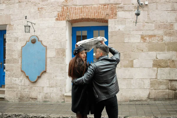 Couple Uses Newspaper Protection Rain While Running Cafe Lviv Ukraine — Foto de Stock