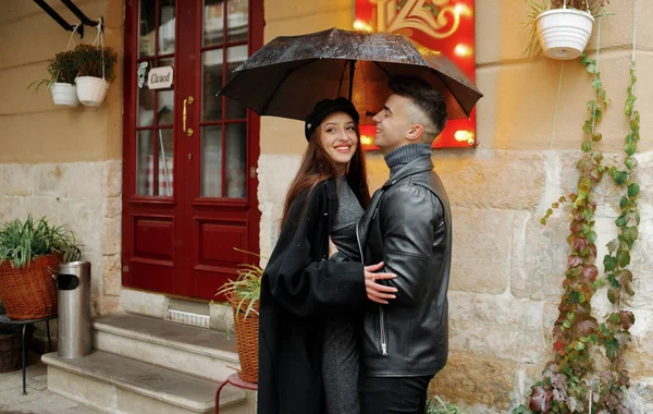 Tatlı Bir Çift Yağmurda Sarılıyor Aşk Romantizm Tutku Kavramı — Stok fotoğraf