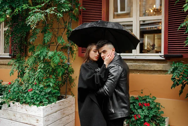 Dulce Pareja Chico Chica Abrazándose Bajo Paraguas Concepto Amor Romance —  Fotos de Stock