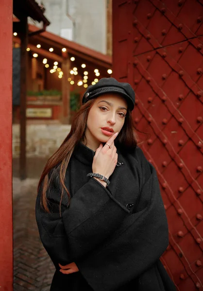 Luxury Girl Black Coat Hat Posing Street — Photo