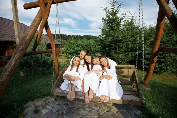 Filles Ukrainiennes Robes Blanches Posent Près Une Balançoire Dans Jardin Image En Vente